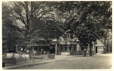 17842 Gezicht op het hotel-cafe-restaurant De Pyramide van Austerlitz te Austerlitz.N.B. Dit gedeelte van Austerlitz ...